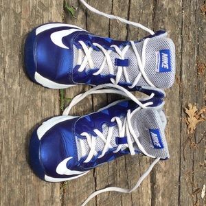 Boys 3.5Y Nike basketball shoes